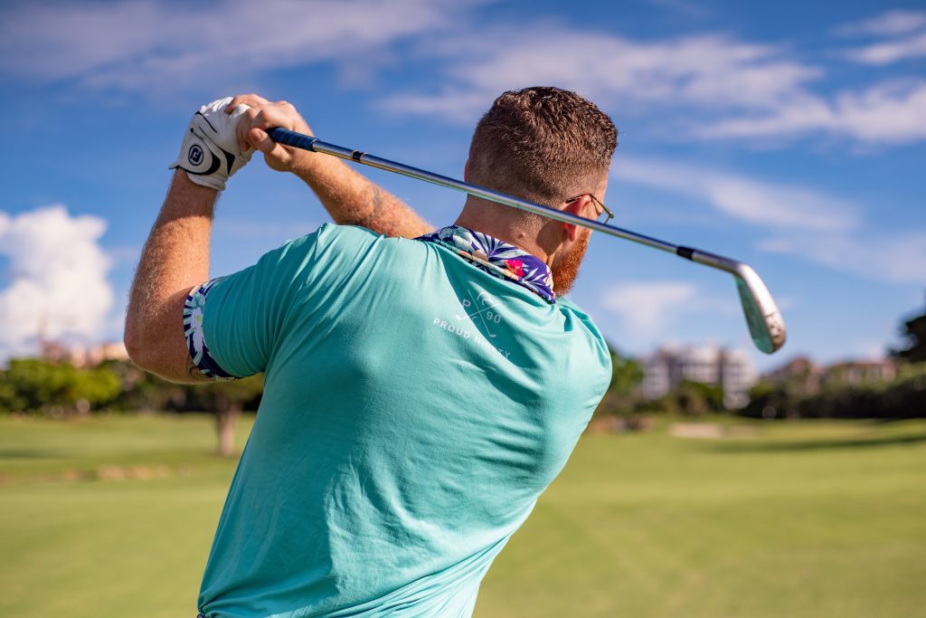 man playing golf 1409004